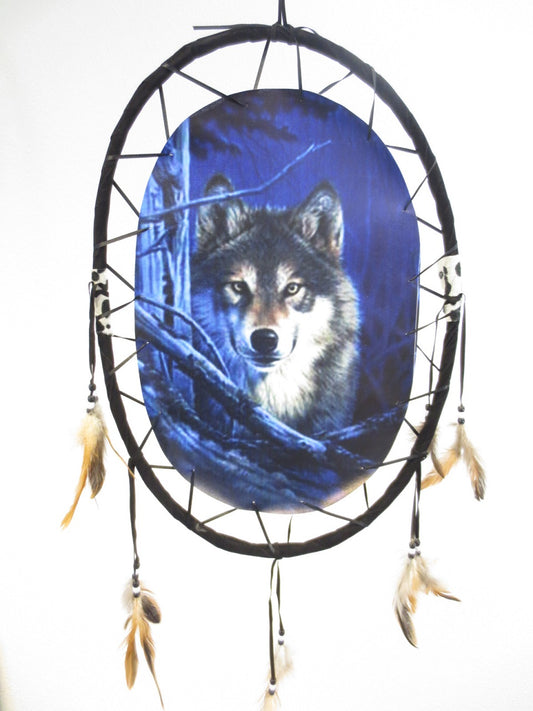Ovaler Traumfänger mit schützendem Wolf - Schutz und Kunstwerk