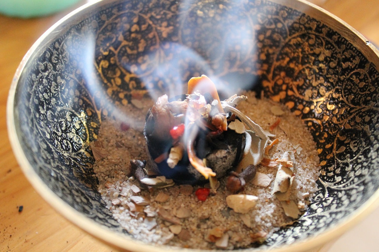 Die Kunst des Räucherns: Kräuter, Harze und ihre Wirkung auf Körper und Geist