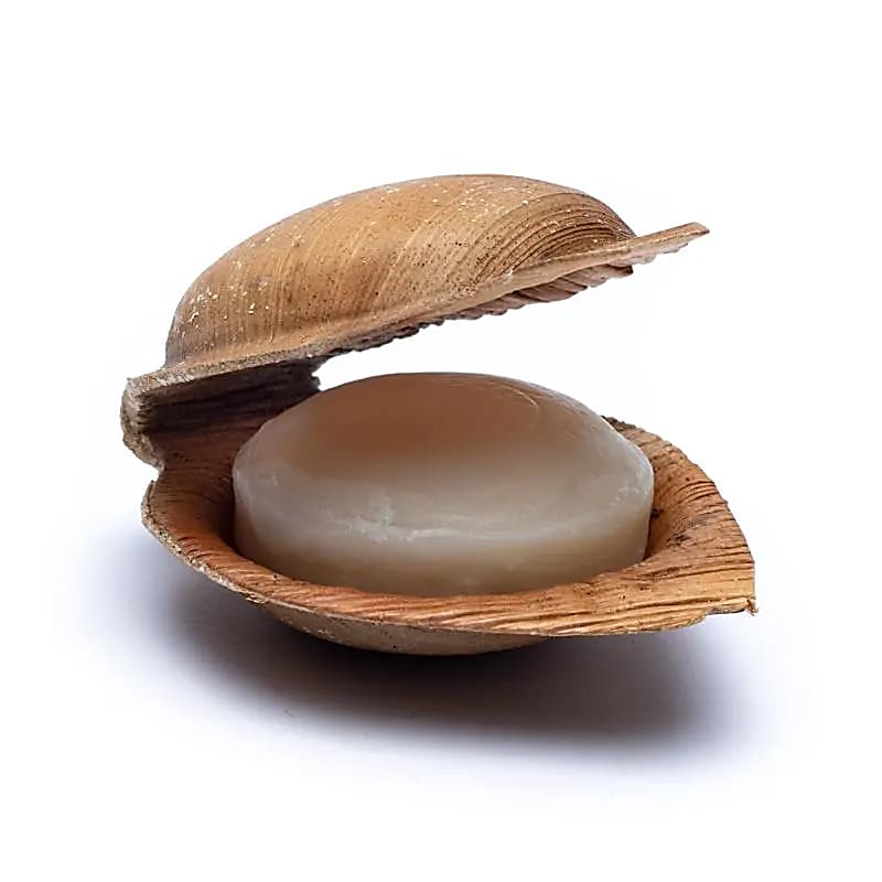 Holy Lama Naturals Rosen-Seife im Palmblatt – 100 g