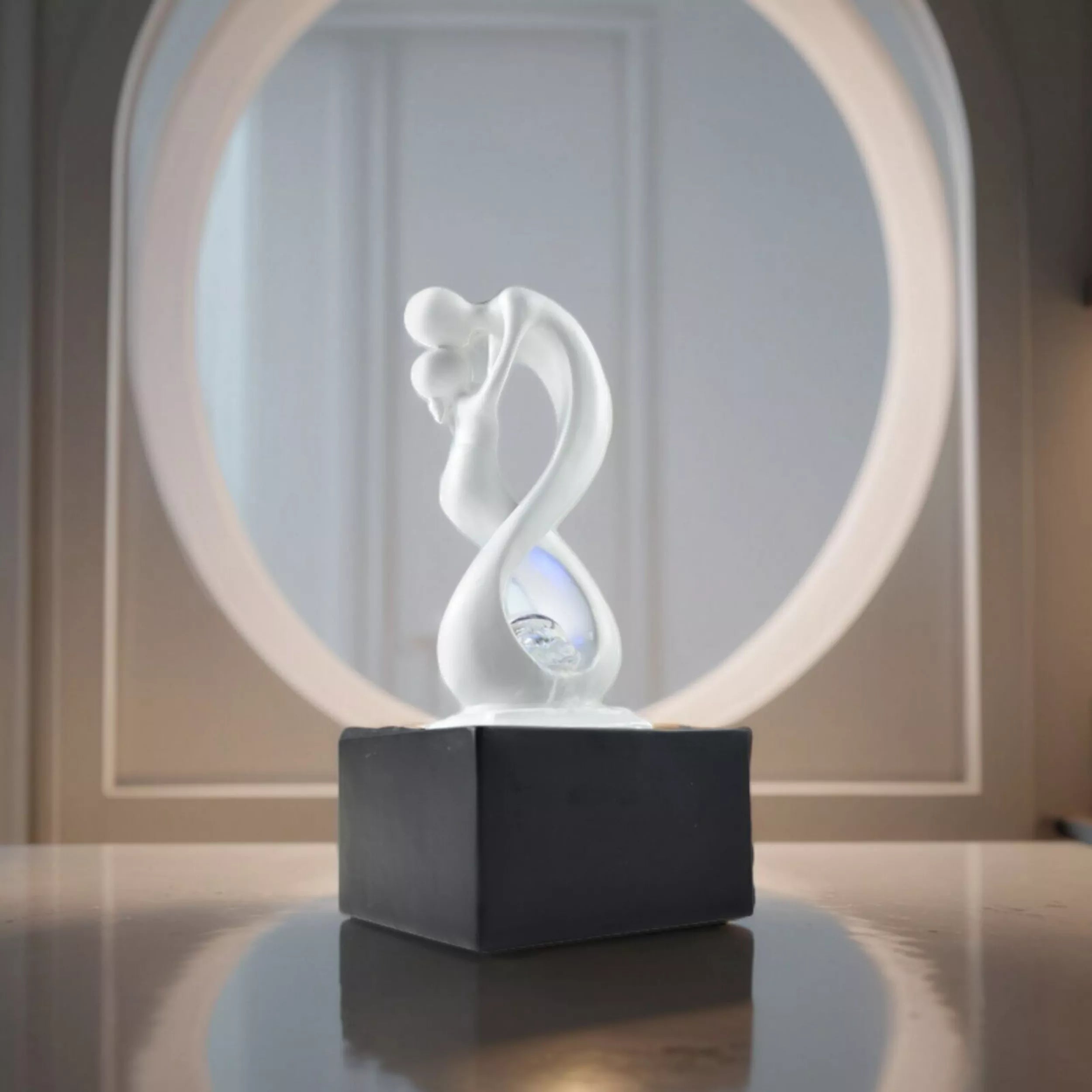 Moderner Zimmerbrunnen Amor mit Kugel und Beleuchtung