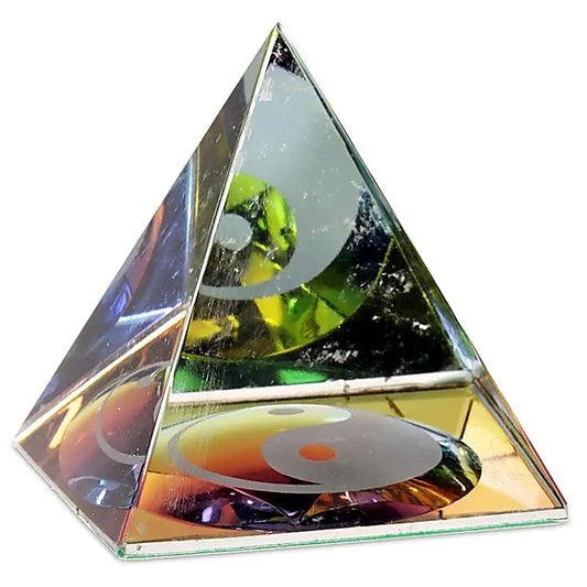 Kristall-Pyramide Yin Yang – Harmonie in Glas gemeißelt