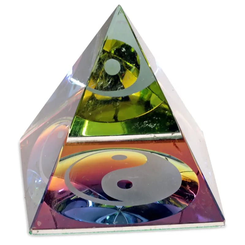 Kristall-Pyramide Yin Yang – Harmonie in Glas gemeißelt
