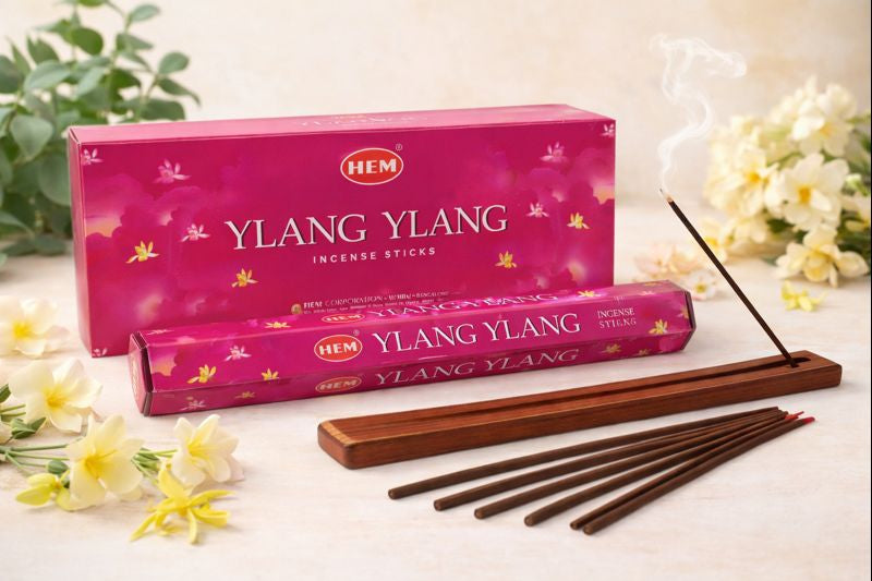 Ylang Ylang Räucherstäbchen im Fokus