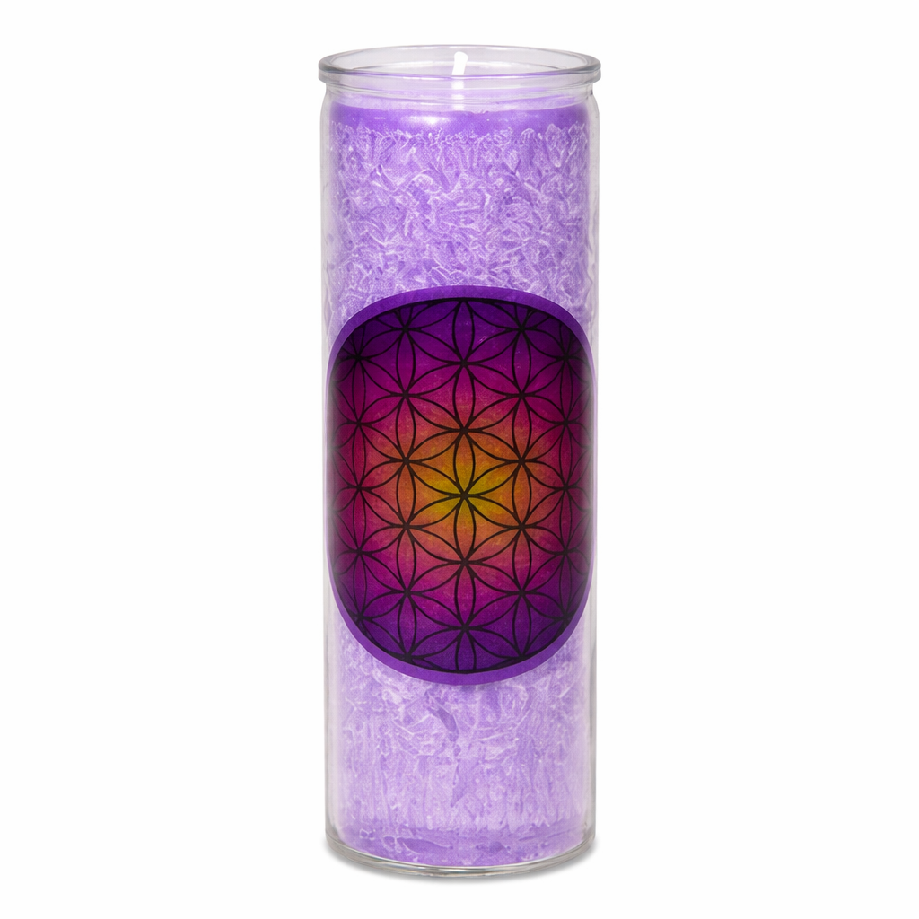 Zylindrische Duftkerze in Glasbehälter mit violettem Wachs und geometrischem Muster, freigestellt vor hellem Hintergrund