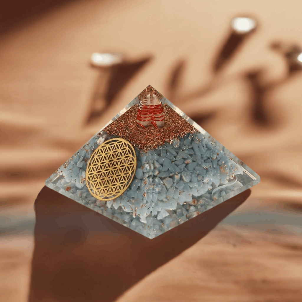 Orgonit-Pyramide aus Angelit mit „Blume des Lebens“