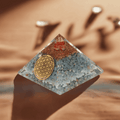 Orgonit-Pyramide aus Angelit mit „Blume des Lebens“