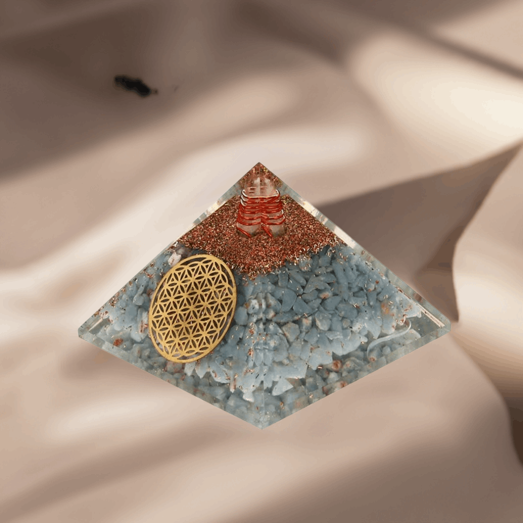 Orgonit-Pyramide aus Angelit mit „Blume des Lebens“