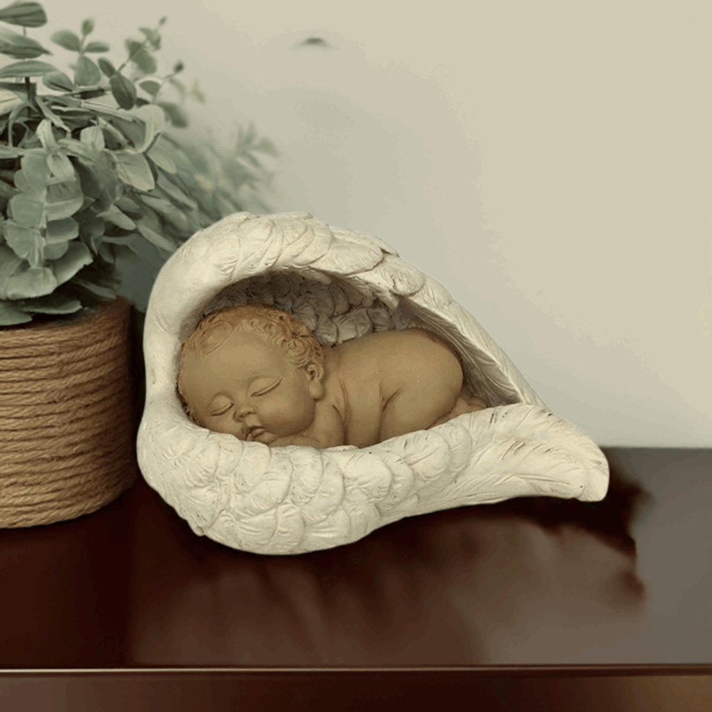 Schlafender Engel in Flügeln gehüllt – Kunstharzfigur