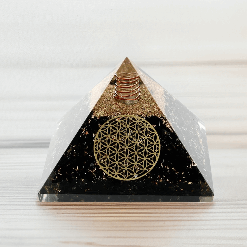 Orgonit-Pyramide mit schwarzem Turmalin und „Blume des Lebens“