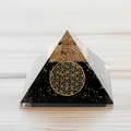 Orgonit-Pyramide mit schwarzem Turmalin und „Blume des Lebens“