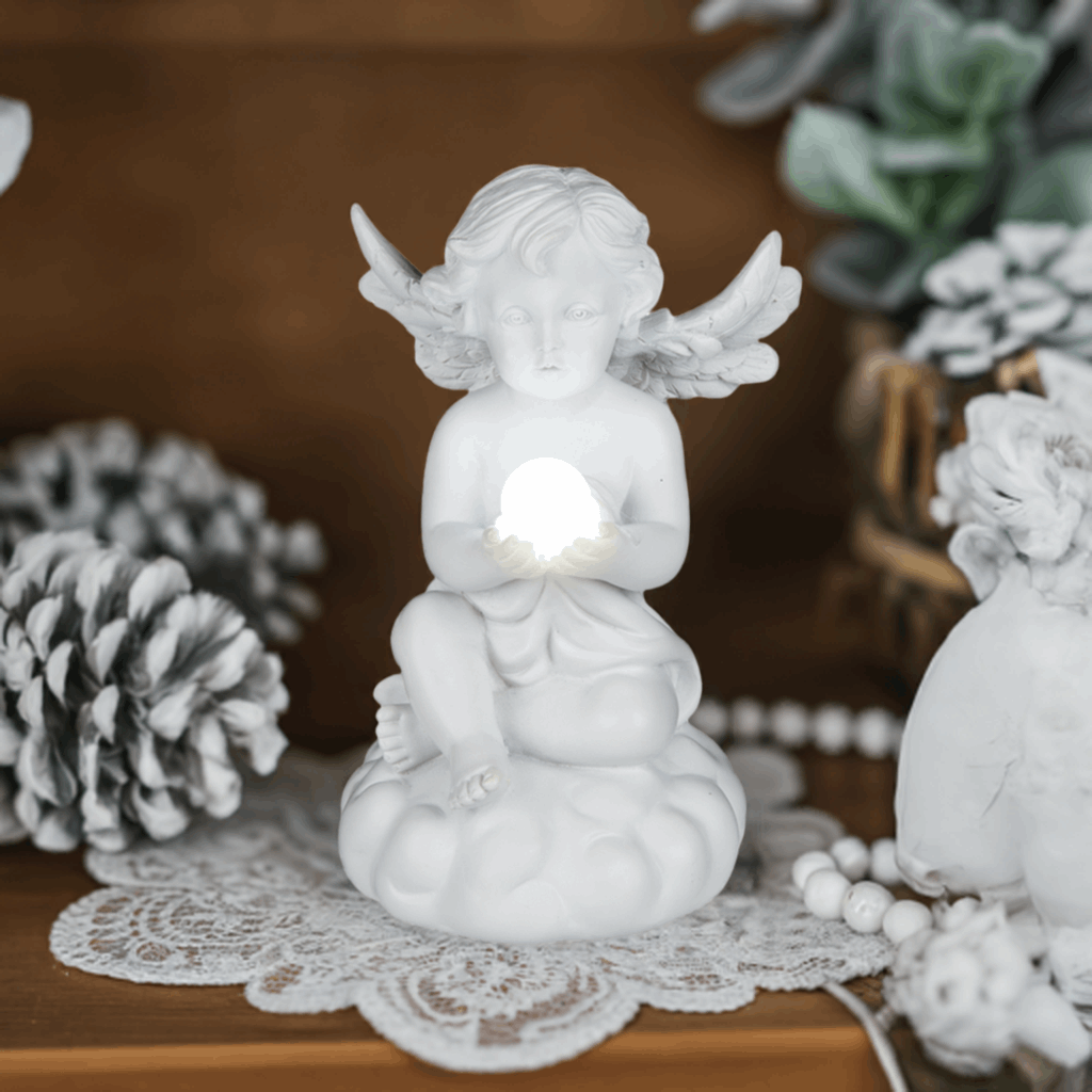 Sitzender Engel aus Polyresin mit weißer LED-Kugel (ca. 7 x 11,5 cm)