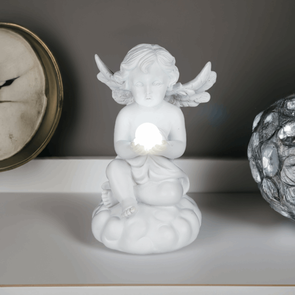 Sitzender Engel aus Polyresin mit weißer LED-Kugel (ca. 7 x 11,5 cm)