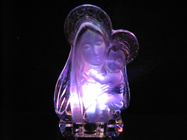 Mary with child 3D image made of crystal