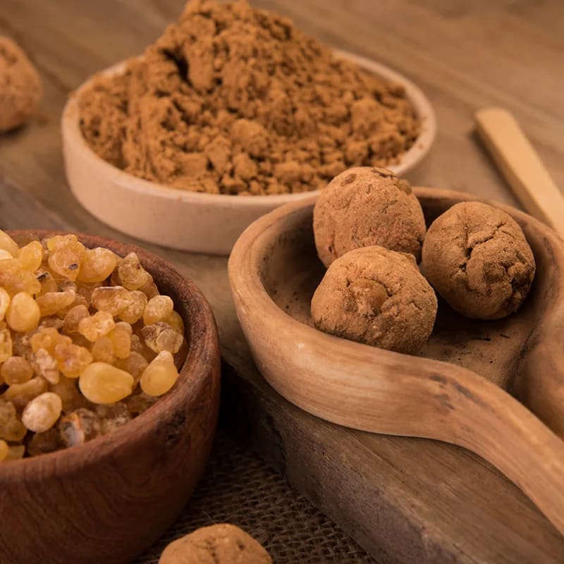 Sagrada Madre Olibanum und Sandelholz im dekorativen Umfeld