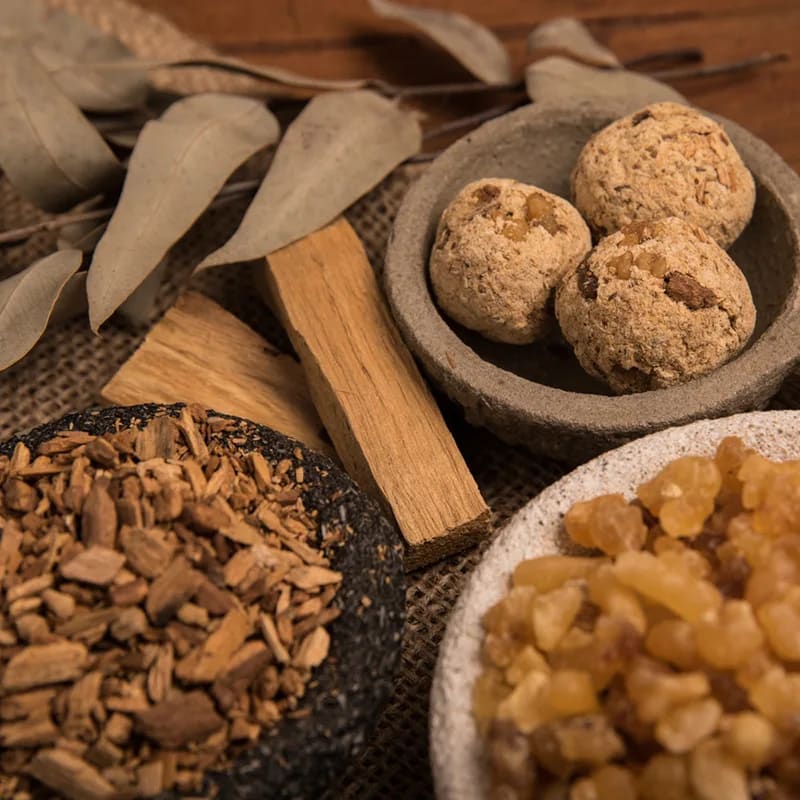 Sagrada Madre Olibanum und Palo Santo im dekorativen Umfeld