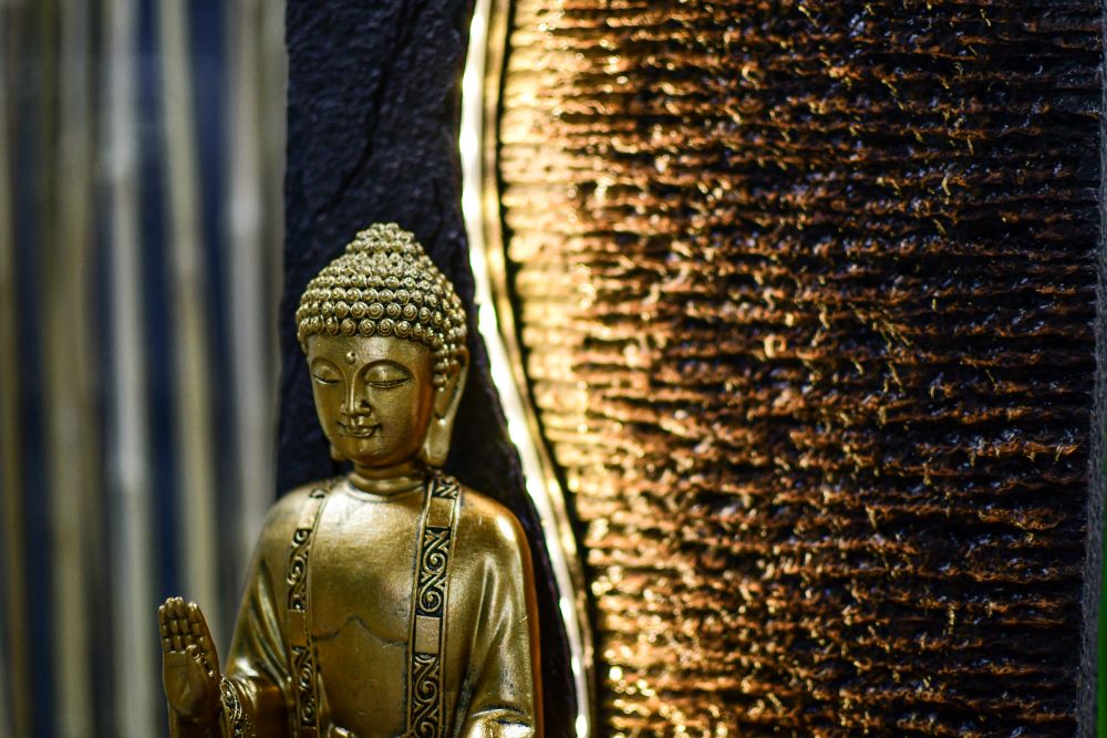 Zimmerbrunnen Buddha Jati mit Pumpe und Beleuchtung