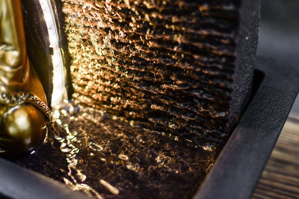 Zimmerbrunnen Buddha Jati mit Pumpe und Beleuchtung