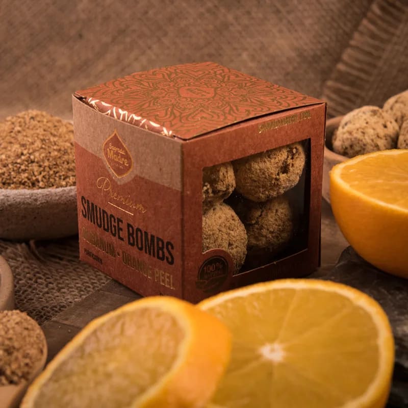 Sagrada Madre Olibanum-Orange Smudge Bomb im dekorativen Umfeld