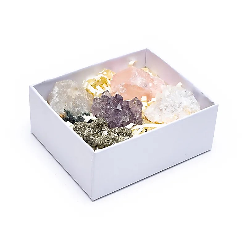 Geschenkbox mit 5 Rohmineralsteinen: Turmalinquarz, Rosenquarz, Kristallgeode, Amethyst und Pyrit