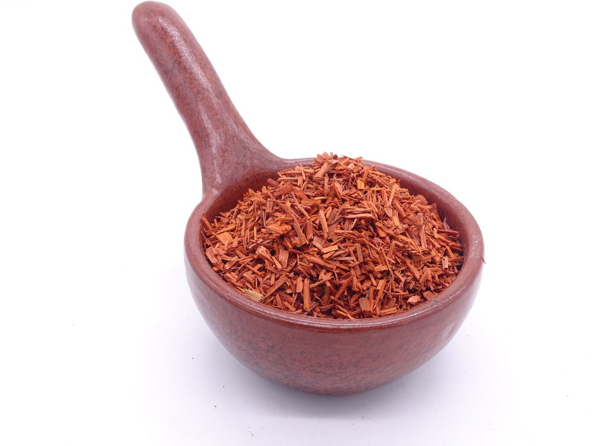 Sandelholz rot (Lignum Santali rubri) – Geschnittene Form (100g)